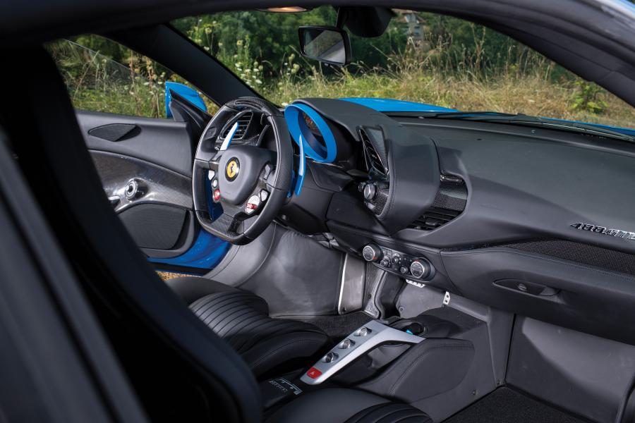 Интерьер Ferrari 488 GTB The Tour de France (232128) 2017 года  (фото 20 из 33)